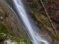 Bemooste Felsen vor unterem Teil des ersten Wasserfalles